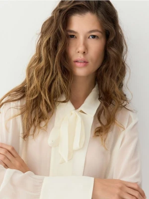 Reserved - Jedwabna koszula z wiązaniem - złamana biel