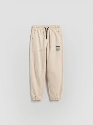 Reserved - Joggery z efektem sprania - kremowy