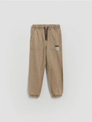 Reserved - Joggery z efektem sprania - zielony