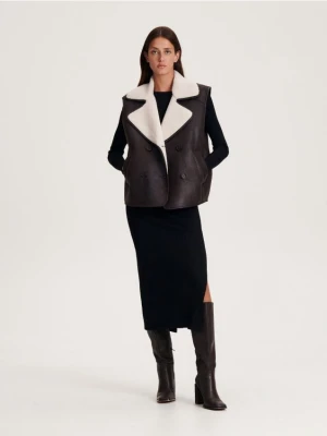 Reserved - Kamizelka z kożuchem - ciemnobrązowy