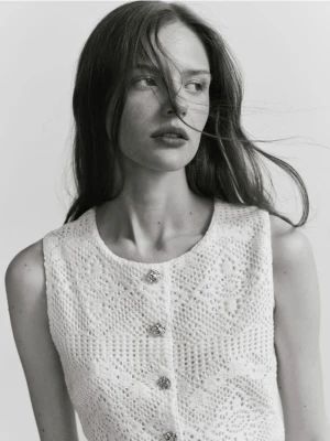 Reserved - Kamizelka z ozdobnymi guzikami - kremowy