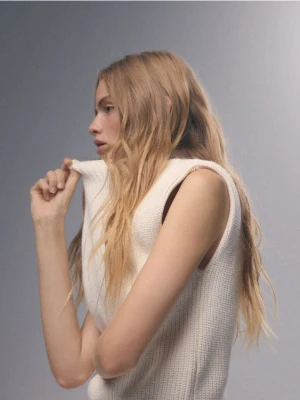 Reserved - Kamizelka z poduszkami na ramionach - złamana biel