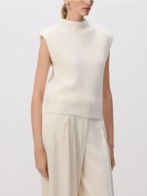 Reserved - Kamizelka z poduszkami na ramionach - złamana biel