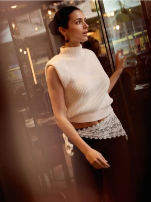 Reserved - Kamizelka z poduszkami na ramionach - złamana biel