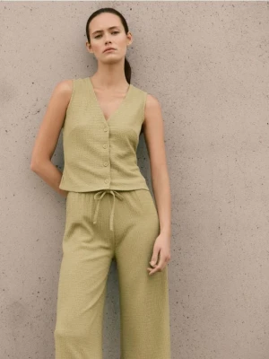 Reserved - Kamizelka ze strukturalnej dzianiny - oliwkowy