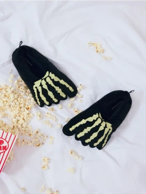 Reserved - Kapcie świecące w ciemności - czarny