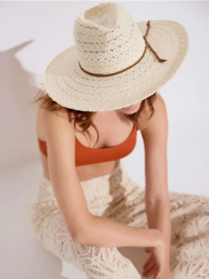 Reserved - Kapelusz z plecionym paskiem - kremowy