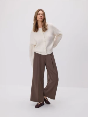 Reserved - Kardigan z dekoracyjnymi guzikami - złamana biel