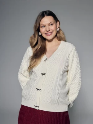 Reserved - Kardigan z dekoracyjnymi guzikami - złamana biel