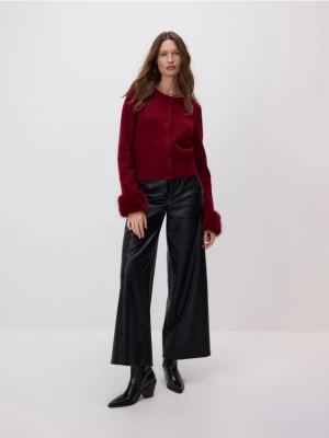 Reserved - Kardigan z futrzanymi mankietami - karminowy