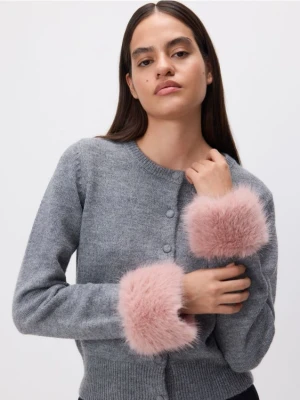 Reserved - Kardigan z futrzanymi mankietami - szary