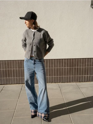 Reserved - Kardigan z obniżoną linią ramion - szary