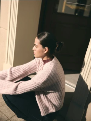 Reserved - Kardigan z ozdonym splotem - brudny róż