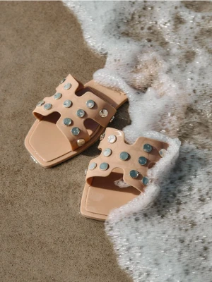 Reserved - Klapki z ćwiekami - beżowy