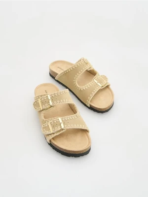 Reserved - Klapki z imitacji skóry - beżowy