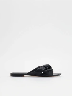 Reserved - Klapki z imitacji skóry - czarny