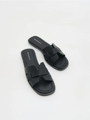 Reserved - Klapki z imitacji skóry - czarny