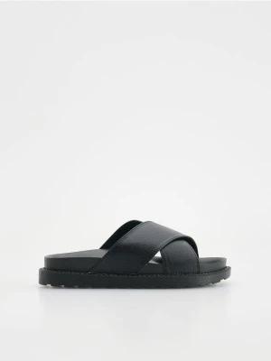 Reserved - Klapki z imitacji skóry - czarny