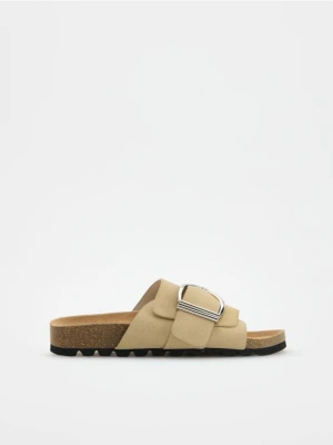 Reserved - Klapki z klamrami - beżowy