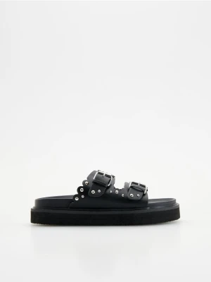 Reserved - Klapki z okuciami - czarny