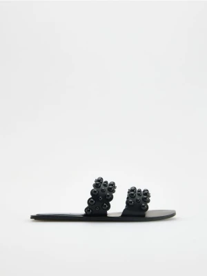 Reserved - Klapki z okuciami - czarny