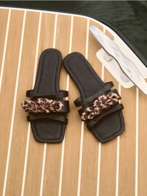 Reserved - Klapki z ozdobnym wiązaniem - czarny