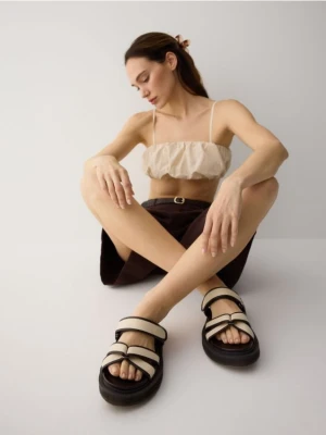 Reserved - Klapki z paskami - czarny