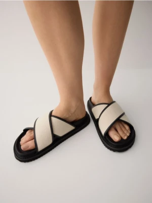 Reserved - Klapki z szerokimi paskami - czarny