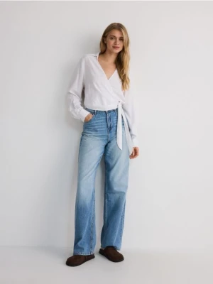 Zdjęcie produktu Reserved - Kopertowa koszula z dodatkiem lnu - biały