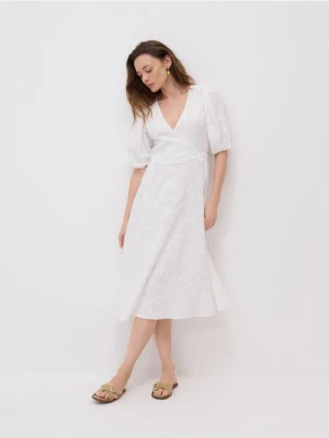 Reserved - Kopertowa sukienka midi z muślinu - złamana biel