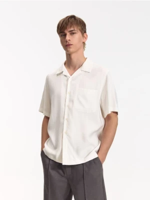 Reserved - Koszula boxy fit z krótkim rękawem - biały