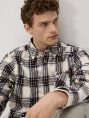 Reserved - Koszula regular fit w kratę - beżowy