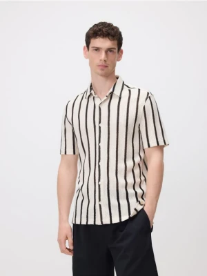Reserved - Koszula regular fit w paski - złamana biel
