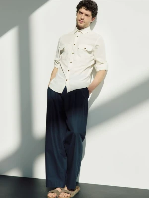 Reserved - Koszula regular fit z lyocellem - beżowy