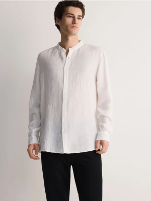 Reserved - Koszula regular fit ze stójką - biały