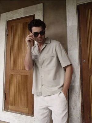 Reserved - Koszula regular z dodatkiem lnu - beżowy