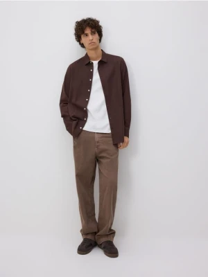 Reserved - Koszula regular z dodatkiem lnu - ciemnobrązowy