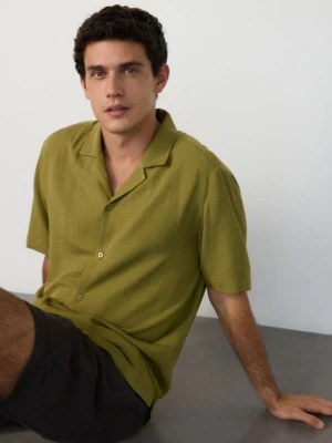 Reserved - Koszula regular z dodatkiem lnu - oliwkowy