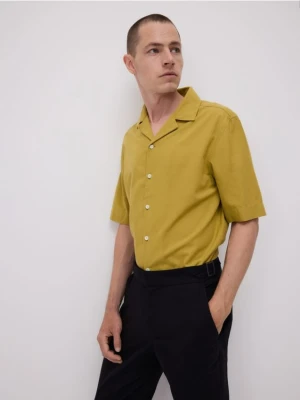 Reserved - Koszula regular z dodatkiem lnu - oliwkowy