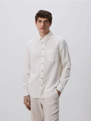 Reserved - Koszula regular z dodatkiem lnu - złamana biel