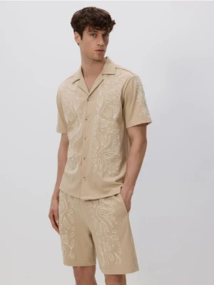 Reserved - Koszula regular z haftem - beżowy