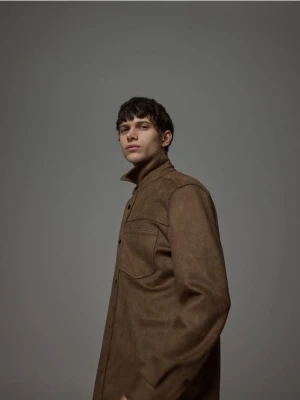 Reserved - Koszula regular z imitacji zamszu - brązowy