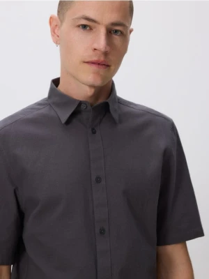 Reserved - Koszula regular z krótkim rękawem - ciemnoszary