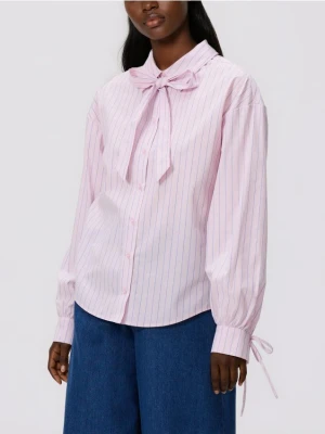 Reserved - Koszula w paski z krawatem - różowy
