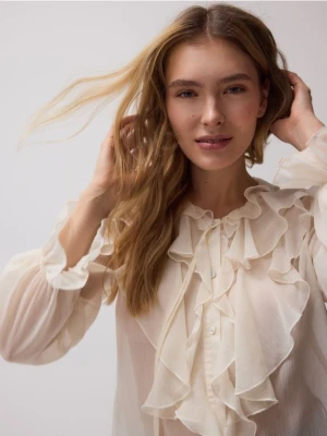 Reserved - Koszula z efektownymi falbanami - złamana biel