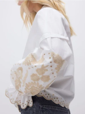 Reserved - Koszula z haftowanym wzorem - biały