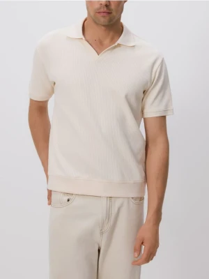 Reserved - Koszulka polo comfort fit - złamana biel
