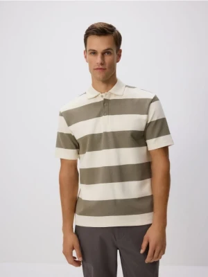 Reserved - Koszulka polo comfort w paski - oliwkowy