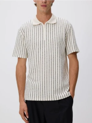 Reserved - Koszulka polo comfort w paski - złamana biel