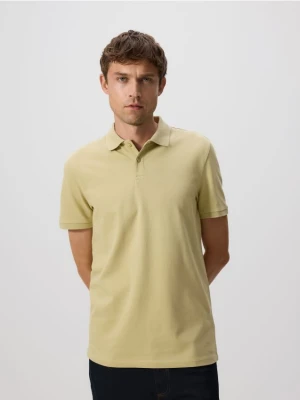 Reserved - Koszulka polo regular fit - musztardowy